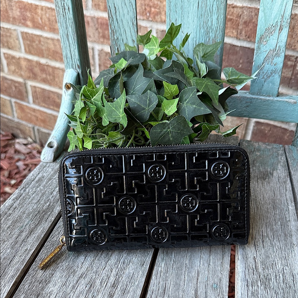 Tory Burch Black Patent Leather  Embossed Zip Wallet
